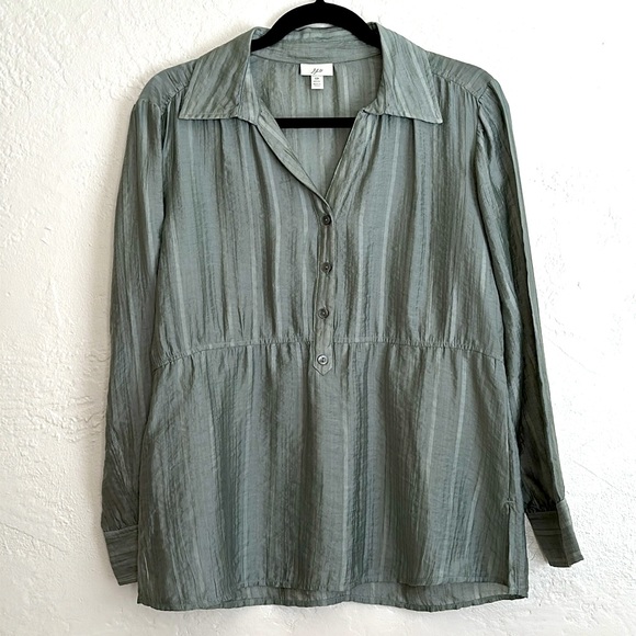 J. Jill Y neck, petite blouse with gathered waist soft, pale green seersucker - Picture 1 of 7